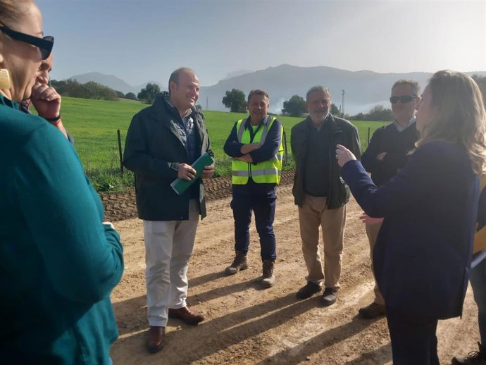El delegado territorial de Sostenibilidad, Medio Ambiente y Economía Azul del Gobierno andaluz en Cádiz, Óscar Curtido, visita las obras de una vía pecuaria de Prado del Rey (Cádiz)