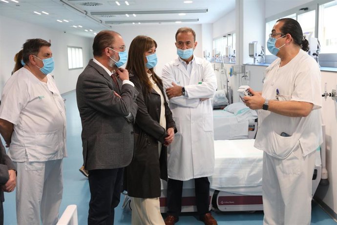 El presidente del Gobierno de Aragón, Javier Lambán, y la consejera de Sanidad, Sira Repollés, han visitado las nuevas Urgencias del Hospital San Jorge.