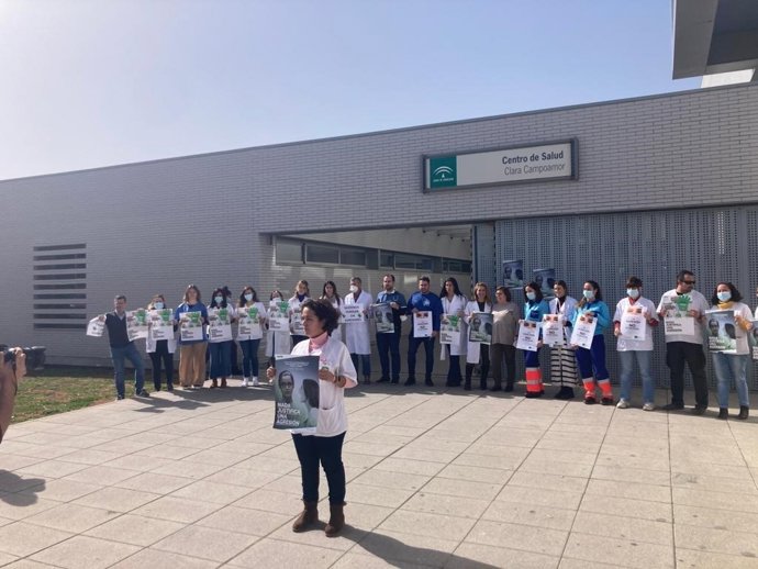 Concenrtración en el centro de salud Clara Campoamor