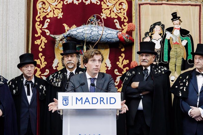 El alcalde de Madrid, José Luis Martínez-Almeida, interviene durante un acto de recibimiento a los integrantes de la Alegre Cofradía del Entierro de la Sardina, en el patio de Cristales de Casa de la Villa, a 2 de febrero de 2023, en Madrid (España). Ho