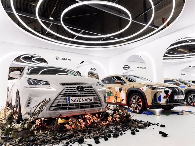 Los dos coches ganadores de los concursos pasados expuestos en el estand de Lexus el día de la inauguración de ARCO 2023, en Feria de Madrid IFEMA de Madrid, a 22 de febrero de 2023, en Madrid (España).