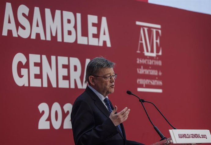 El president de la Generalitat Valenciana, Ximo Puig, interviene durante la Asamblea General de la Asociación Valenciana de Empresarios (AVE), en la Alquería del Basket, a 22 de febrero de 2023, en Valencia, Comunidad Valenciana (España)