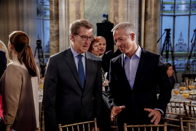 Archivo - El presidente del PP, Alberto Núñez Feijóo (i) y el presidente del Senado, Ander Gil (d), durante el desayuno informativo del secretario general de UGT, en el Casino de Madrid, a 13 de octubre de 2022, en Madrid (España). El desayuno está orga