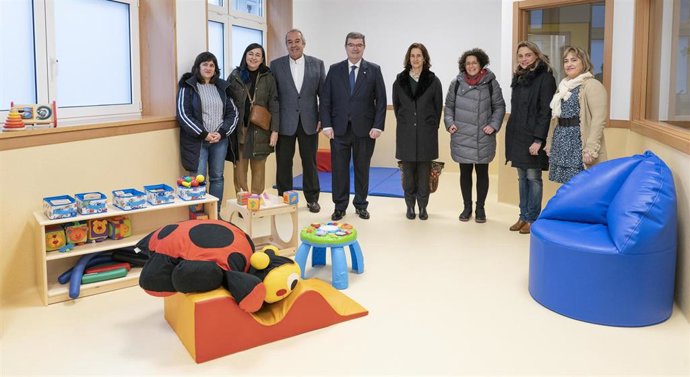 El alcalde de Bilbao, Juan Mari Aburto, y representates de la corporación municipal visitan la nueva haurreskola Indautxu.