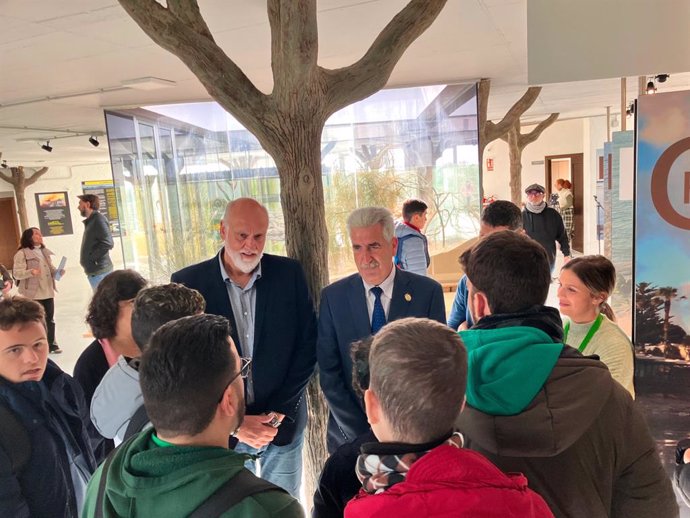 Vidal con el alcalde de Chipiona en el centro El Camaleón.