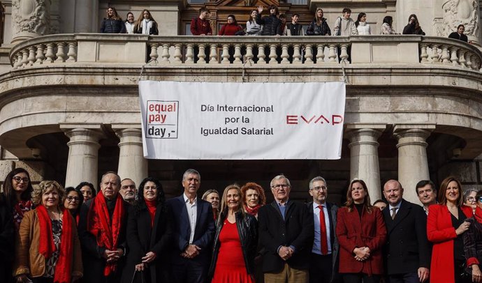 Acto ante el Ayuntamiento de Valncia en el Día por la Igualdad Salarial