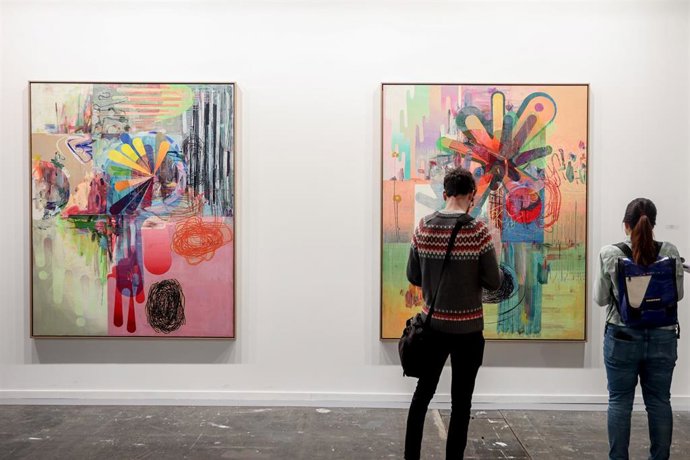 Dos personas observan algunas obras en ARCO 2023, en Feria de Madrid IFEMA de Madrid