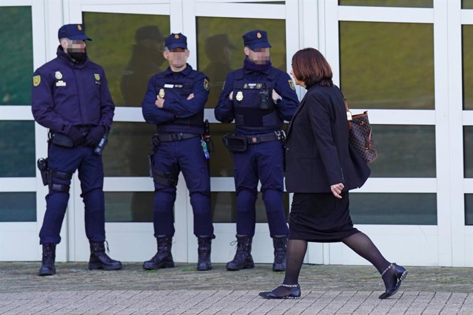 Una víctima del accidente de tren de Santiago a su llegada a la parte civil del juicio del accidente ferroviario del Alvia, en la Ciudade de Justicia, a 14 de febrero de 2023, en Santiago de Compostela, A Coruña (España). El juicio del Alvia se retoma h