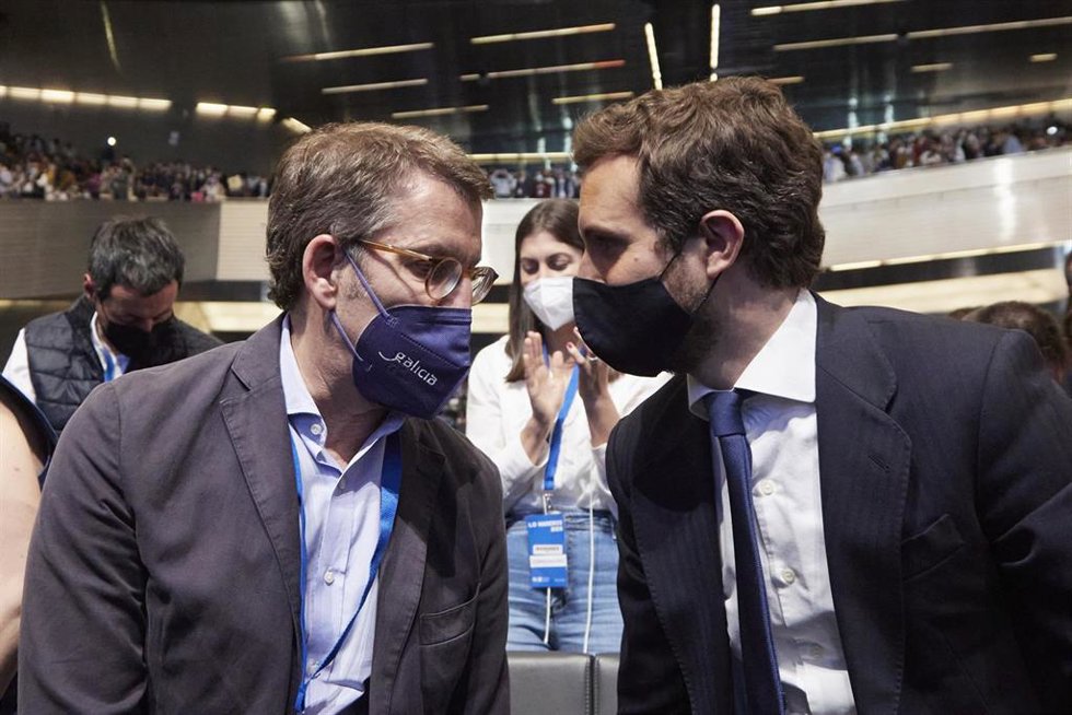 Archivo - El presidente de la Xunta de Galicia y candidato a la presidencia del PP,  Alberto Núñez Feijóo, (i) y el presidente saliente del Partido Popular, Pablo Casado, (d) Palacio de Congresos y Exposiciones de Sevilla (FIBES) para participar en el X