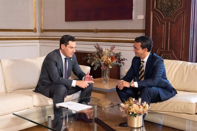 Archivo - El presidente de la Junta de Andalucía, Juanma Moreno (i), conversa con el alcalde de Granada Francisco Cuenca (d), a 25 de octubre en Sevilla (Andalucía, España). 
