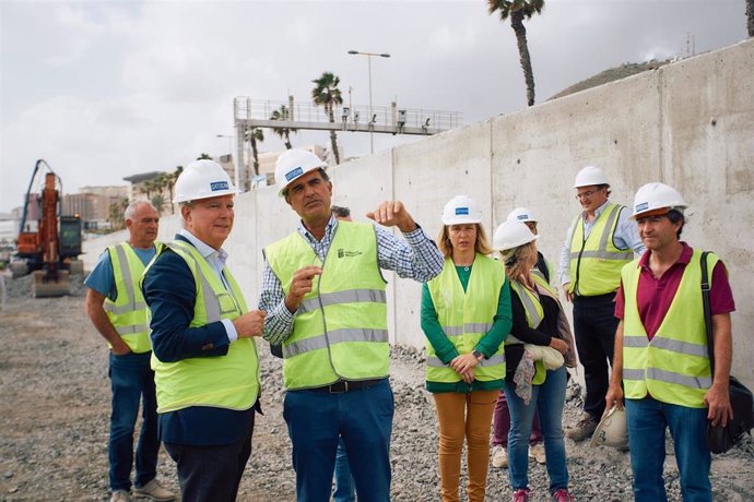 El consejero canario de Obras Públicas, Sebastián Franquis, visitando las obras de la Avenida Marítima de Las Palmas de Gran Canaria