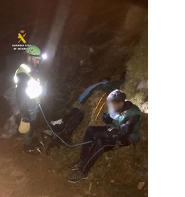 La Guardia Civil rescata a un hombre que se precipita cien metros por un nevero en el Parque Nacional de Ordesa y Monte Perdido, en la provincia de Huesca.