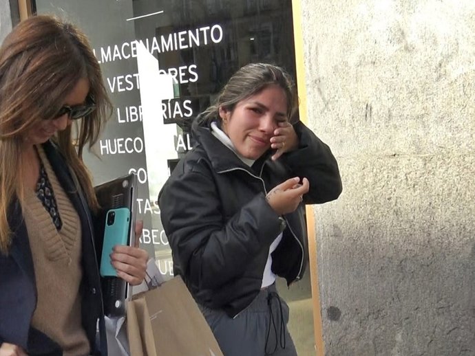 ISA PANTOJA LLORA TRAS DESPEDIRSE DE ASRAF BENO EN PLENA CALLE