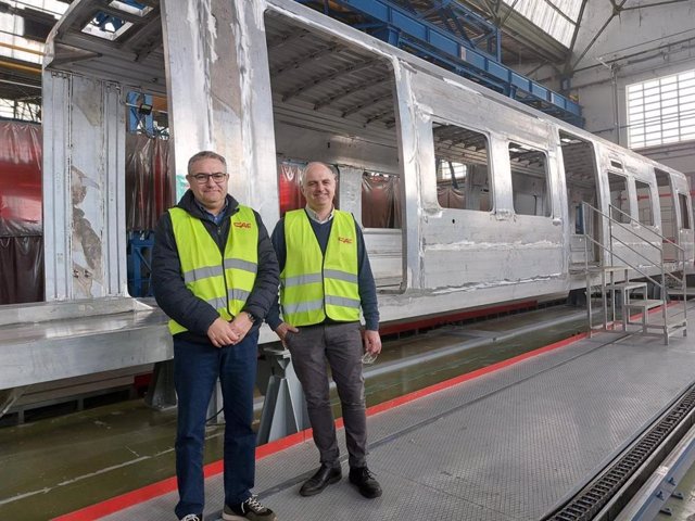 El director general de Movilidad y Transporte Terrestre, Jaume Mateu, y el gerente de SFM, Mateu Capellà, visitando la línea de fabricación de los cinco nuevos trenes eléctricos en Zaragoza