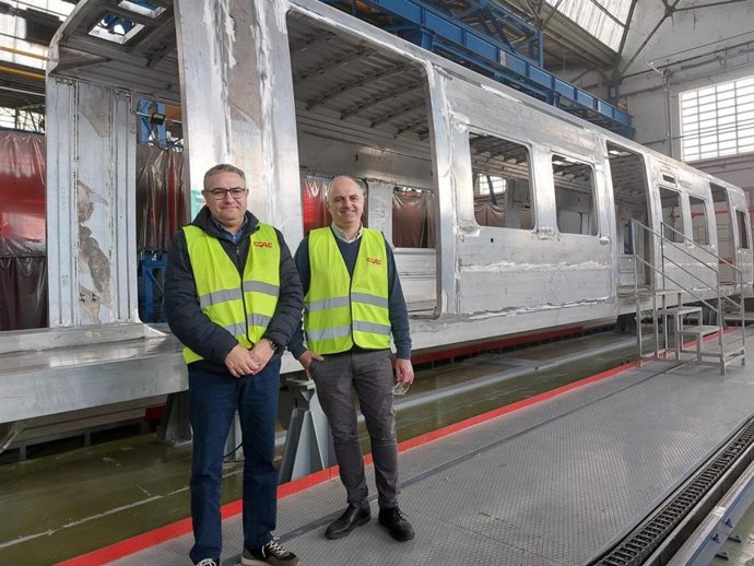 El director general de Movilidad y Transporte Terrestre, Jaume Mateu, y el gerente de SFM, Mateu Capell, visitando la línea de fabricación de los cinco nuevos trenes eléctricos en Zaragoza