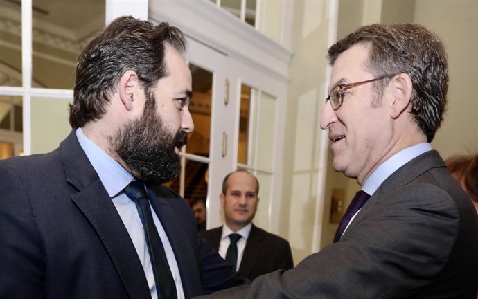 Archivo - El presidente del PP de C-LM, Paco Núñez, en una foto de archivo con el presidente nacional del partido, Alberto Núñez Feijóo.