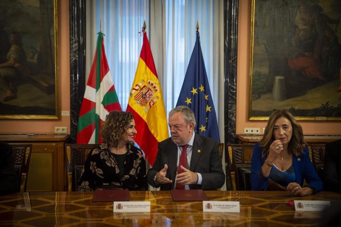 Archivo - (I-D) La ministra de Hacienda y Función Pública, María Jesús Montero, el consejero de Economía y Hacienda del Gobierno Vasco, Pedro Azpiazu, y la consejera de Gobernanza Pública y Autogobierno, Olatz Garamendi, durante la Comisión Mixta del Co