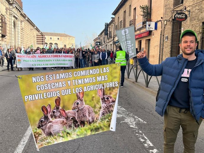 Manifestación de agricultores que piden declarar plaga de conejos