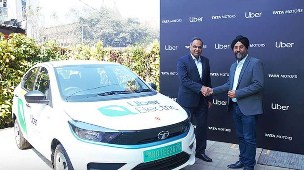 Archivo - El presidente del área de turismos y movilidad eléctrica de Tata Motor, Shailesh Chandra, y el presidente de Uber en India y el sudeste asiático, Prabhjeet Singh.