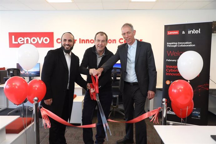 (Izq)Nima Baiati, Director Ejecutivo Y Director General De Soluciones Comerciales De Ciberseguridad De Lenovo; Luca Rossi, Presidente Del Grupo De Dispositivos Inteligentes De Lenovo; Yuval Elovici, Responsable Del Centro De Investigación En Cibersegurid