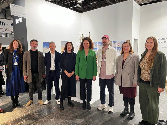 La presidenta del Consell de Mallorca, Catalina Cladera, junto con el artista Juli Panadés en la Feria de Arte Contemporáneo, ARCO Madrid