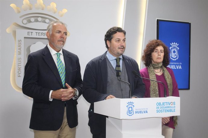 El portavoz del Grupo popular en el Ayuntamiento de Huelva, Jaime Pérez, junto a otros representantes de su formación.