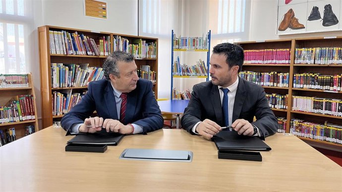El alcalde, Javier Fernández, y el director general de la Fundación José Manuel Lara, Pablo Morillo, firman el convenio de colaboración en materia de cultura.