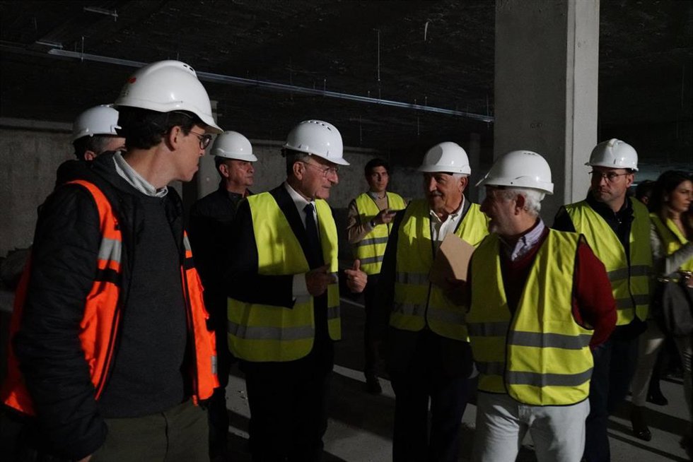 El alcalde de Málaga, Francisco de la Torre, junto a los ediles de Movilidad y Distrito Este, José del Río y Carlos Conde, visitó las obras.