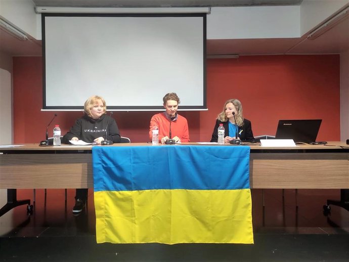 La presidenta de la Asociación de Ucranianos en Catalunya Txervona Kalyna, Yuliya Dovgopola,  el activista Mykola Pashyn y la tesorera de la Asociación de Amistad de Ucrania y Catalunya (Ucracat), Gloria Groziak.