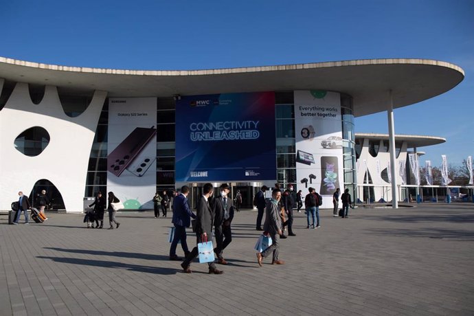 Archivo - Visitantes abandonan la Fira en la clausura del Mobile World Congress 2022.