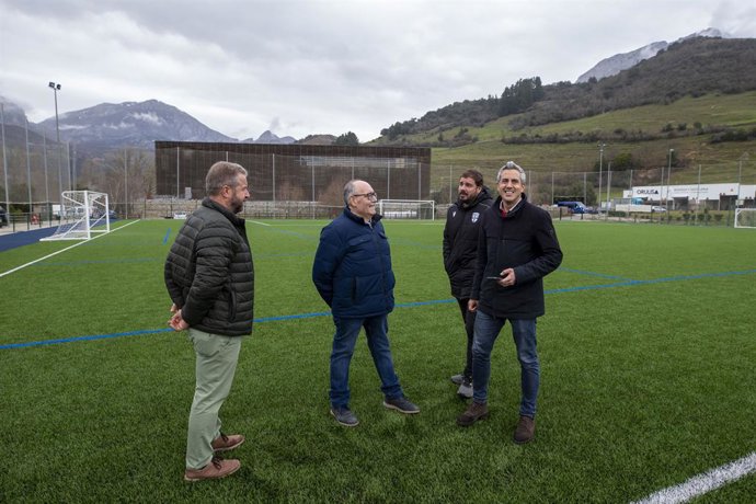 El vicepresidente y consejero de Deporte, Pablo Zuloaga, visita el campo de fútbol de Tama