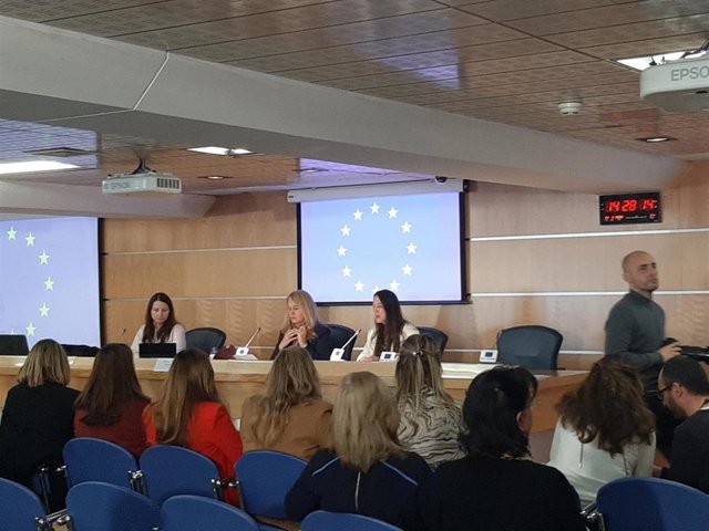 La responsable de la secretaría de la Comisión de Derechos de la Mujer e Igualdad de Género en Europa, Zuzana Hruscova y la jefa de la delegación de la Eurocámara, Elzbieta Katarzyna Lukacijewska (PPE, Polonia)