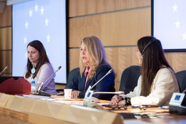La responsable de la secretaría de la Comisión de Derechos de la Mujer e Igualdad de Género en Europa, Zuzana Hruscova y la jefa de la delegación de la Eurocámara, Elzbieta Katarzyna Lukacijewska (PPE, Polonia)