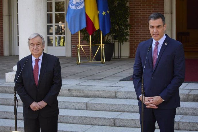 Archivo - El presidente del Gobierno, Pedro Sánchez (d); y el secretario general de Naciones Unidas, Antonio Guterres, intervienen en una rueda de prensa posterior a una reunión entre ambos.