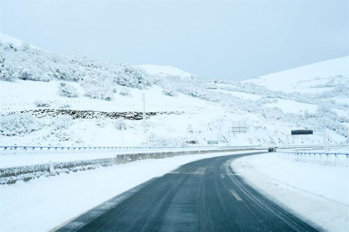 Archivo - Una carretera cubierta de nieve en Cantabria