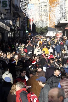 Archivo - Gente caminando por la zona de preciados (Madrid)