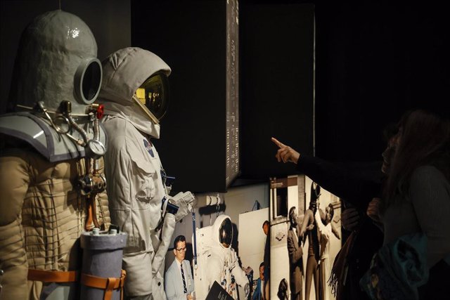 Varios trajes de astronauta en la exposición ‘Apollo 11. L'arribada de l'home a la Lluna', en CaixaForum Valencia