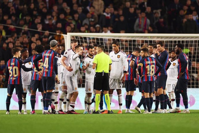 16 February 2023, Spain, Barcelona: Tempers flare between players during the UEFA Europa League round of 16 first leg soccer match between Barcelona and Manchester United at Spotify Camp Nou stadium. Photo: Isabel Infantes/PA Wire/dpa