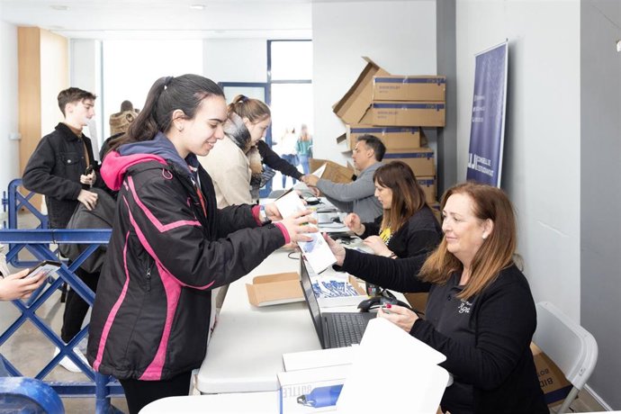 La UJI en colaboración con FACSA reparte 10.000 botellas reutilizables en la comunidad universitaria