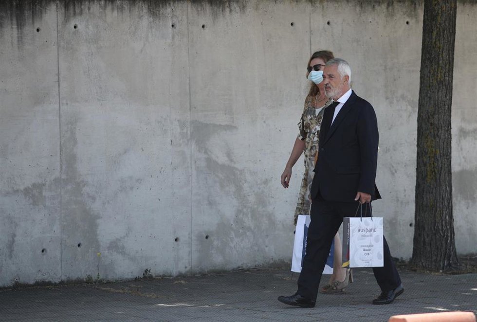 Archivo - El expresidente de la Asociación de Usuarios de Servicios Bancarios Ausbanc-, Luis Pineda, llega a la sede de la Audiencia Nacional en San Fernando de Henares 