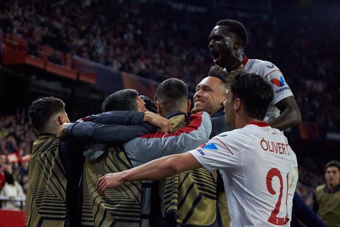 Youssef En-Nesyri celebra un gol con el Sevilla FC en la Liga Europa 2022-2023. 