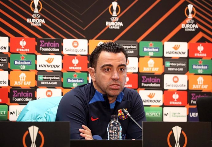 El entrenador del FC Barcelona, Xavi Hernández, en rueda de prensa en la Liga Europa