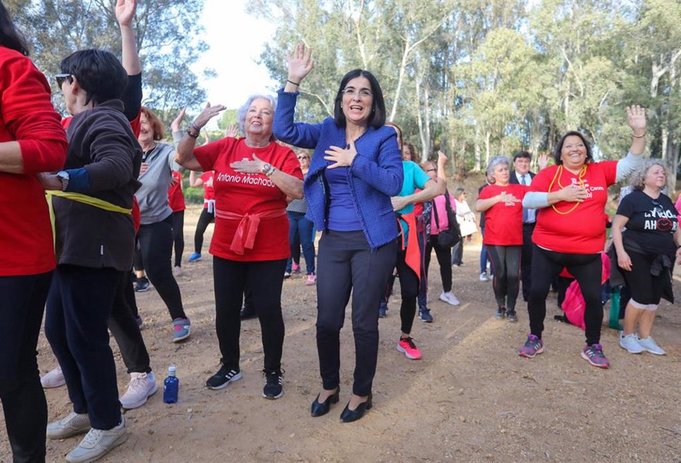 La ministra de Sanidad, Carolina Darias, en su visita a una sesión del Programa Ejercicio Físico en el Medio Natural en Huelva.