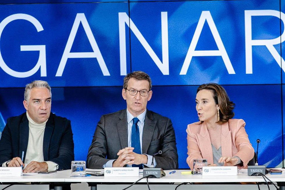 (I-D) El coordinador general del PP, Elías Bendodo; el presidente del Partido Popular, Alberto Núñez Feijóo, y la secretaria general del PP, Cuca Gamarra, se reúnen antes de presidir el Comité Ejecutivo Nacional del PP, en la sede nacional del PP, a 30 