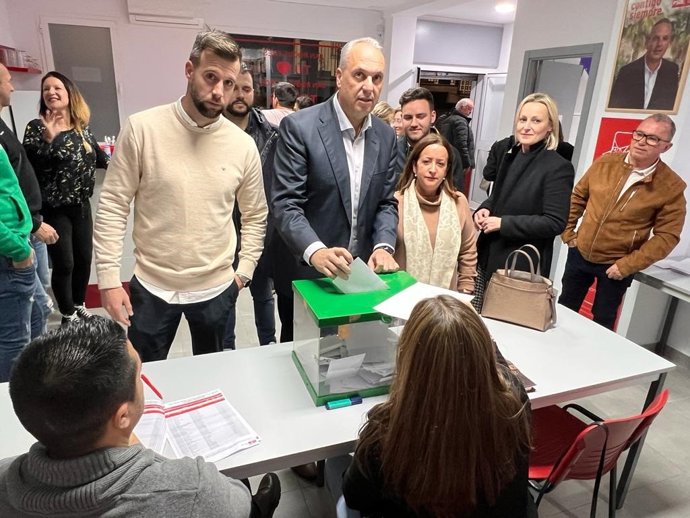 El alcalde de San Roque, Juan Carlos Ruiz Boix, en la votación de la candidatura del PSOE a la Alcaldía de San Roque