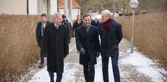 El presidente de Finlandia, Sauli Niinisto, junto con sus homólogos sueco y noruego, Ulf Kristersson y Jonas Gahr Store
