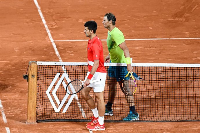 Archivo - Rafa Nadal y Novak Djokovic tras su partido de cuartos de final de Roland Garros 2022