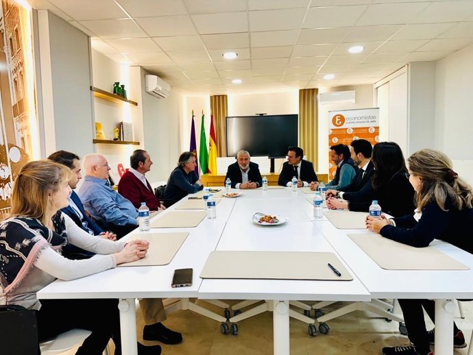 Reunión entre el candidato del PP a la Alcaldía de Jaén,  Agustín González, y el Golegio de Economistas