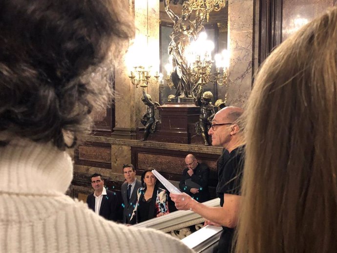 El actor Pepe Viyuela recita un poema durante la presentación del proyecto 'Voces de la lengua' en la Casa América con la presencia de la presidenta de la Rioja, Concha Andreu, a 22 de febrero de 2023 en Madrid.