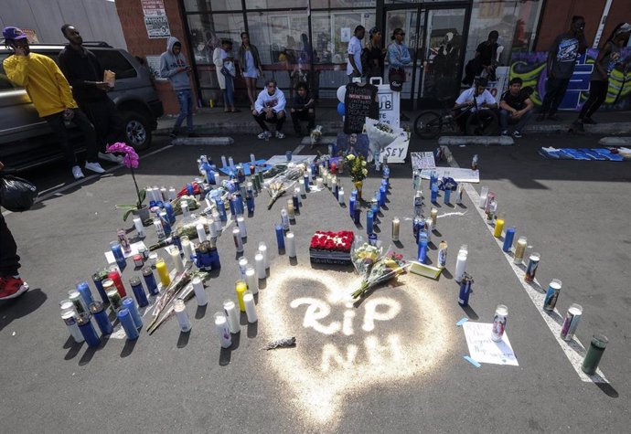 Archivo - Flores y mensajes de los fans del rapero Nipsey Hussle en un memorial improvisado en Los Angeles
